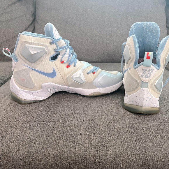 Nike LeBron 13 Size 10.5 Shoes - Picture 3 of 7